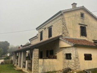 Prodaje se obiteljska kuća u mirnom dijelu okolice Labina (29788)