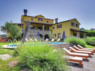 Eine schöne Villa mit Swimmingpool in der Nähe von Pazin steht zum Verkauf (30576)