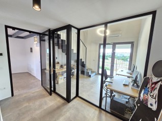 Spazioso appartamento con 6 camere a Pola, vicino al centro e al mare, con moderni comfort e sicurezza. (30212)