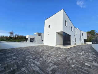 1 km daleko od centra Medulina. In vendita nuova casa con piscina in ottima posizione, vicino al mare! (26700)