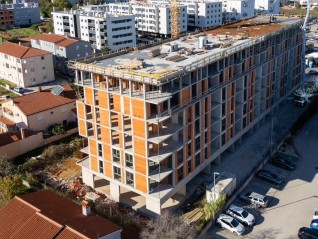 Večstanovanjska, moderna zgradba z dvigalom, blizu centra. Stan s parkirnim mestom in shrambo Pula! S7 (26734)