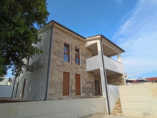 Prodaja - Novo zgrajena hiša s bazenom v okolici Pule! (30876)