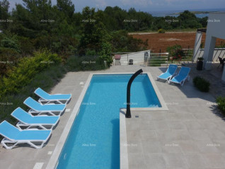 LIŽNJAN – CASA VACANZE CON PISCINA, PANNELLI SOLARI E TERRENO EDIFICABILE (30871)