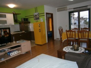 Umag, Vierzimmerwohnung in Neubau, 200 m vom Meer entfernt (26046)