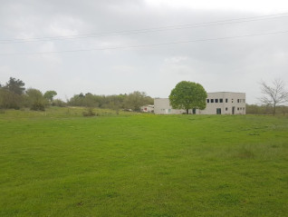 BAUGRUNDSTÜCK MIT PRODUKTIONSHALLE – BARBAN, 29.456 m² (30546)