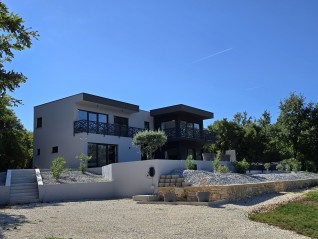 Moderna hiša s bazenom in prostornim vrtom v Savičenti! (29305)