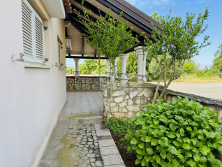 TAR – FREISTEHENDES WOHN-GESCHÄFTSHAUS 364,04 m², 1 KM VOM MEER ENTFERNT (30619)
