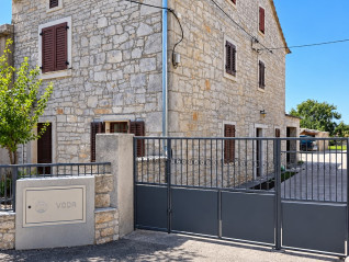 Permesso di utilizzo! Casa in pietra a Kanfanar: la tradizione incontra il comfort moderno (30440)