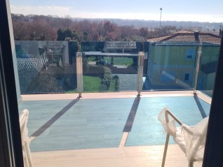 Moderen apartma s parkirnim mestom in shrambo v bloku F, v bližini Umaga! (29904)