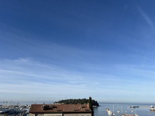 ROVINJ – prodaja stana s pogledom na more, garažom i parkirnim mjestom. (28734)