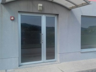 Buzet – Verkoop van commerciële ruimte op de begane grond, 55 m2 (27657)