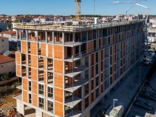 Pula! Višestambena, moderna zgrada s liftom. Stan s parkirnim mjestom i ostavom.S52 (27527)