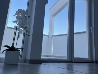 ATRAKTIVNÍ DVOUPODLAŽNÍ BYT O VELIKOSTI 110 m² S VÝHLEDEM NA MOŘE, POUZE 150 m OD PLÁŽE (30581)