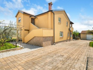Surroundings of Poreč – house, 300 m2, with two apartments and a pool (28049)