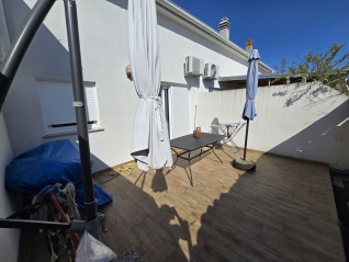 Apartment with a garden and parking space, near Pula. (27839)
