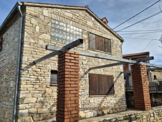 Detached stone house with a large yard –  Municipality of Marčana (30752)