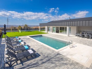 MODERNA VILA S BAZENOM U BLIZINI LABINA I RAPCA (30056)