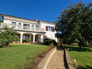 UMAG - Prostorna hiša z velikim vrtom, prva vrsta ob morju (29795)