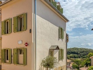 Prodamo čudovito stanovanjsko hišo s tremi apartmaji v centru, Vrsar! (29279)