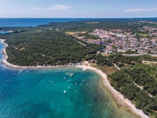 Kuća s  tri zasebna stana i maslinikom, svega 500 m od mora (29607)