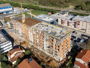 Pula! Večstanovanjska, moderna zgradа s liftom, blizu centra. Stan s parkirnim mestom in shrambo S84. (28193)