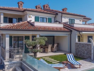 UMAG – Luksuzna vila s ogrevanim bazenom, leži samo 120 m od morja (29269)