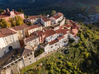 MOTOVUN – AUTOHTONA KAMENA KUĆA U STAROGRADSKOJ JEZGRI S DVORIŠTEM OD 50 m² (29875)