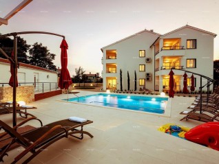 PEROJ – LEPO UREĐEN APARTMA S SKUPNIM BAZENOM (29982)