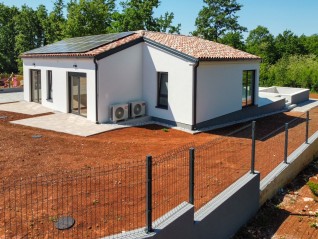KOŽLJANI - Moderna kuća s bazenom. Blizu šume, 15 min do mora (29947)