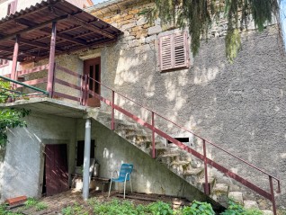 Prodaja- kamena istarska kuća s građevinskim zemljištem, u manjem mjestu, blizina Buzeta! (30418)
