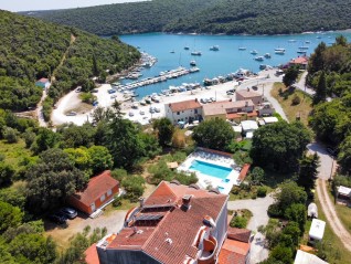Investicija iz sanj: šarmanten hotel v Krnici, 200 m od morja (27199)
