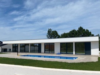 Prodaja -Novoizgrađena prizemnica s bazenom i dva stana, okolica Labina! (29769)