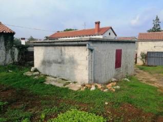 Građevinski teren sa 3 manja legalizirana objekta. Vareški. (11330)